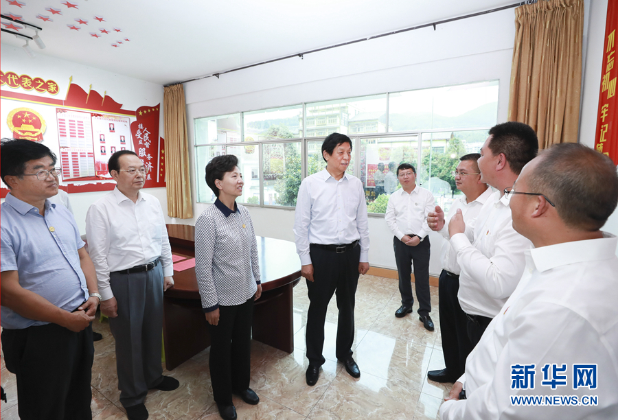 栗战书在贵州调研时强调 全面有效实施乡村振兴促进法 推进农业农村农民全面发展(图2) 栗战书在贵州调研时强调 全面有效实施乡村振兴促进法 推进农业农村农民全面发展(图2)