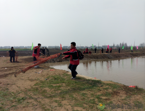 接地气!扎稻草人、捕鱼、种菜、犁地……常德这所学校学生变身“小农夫”(图12) image.png