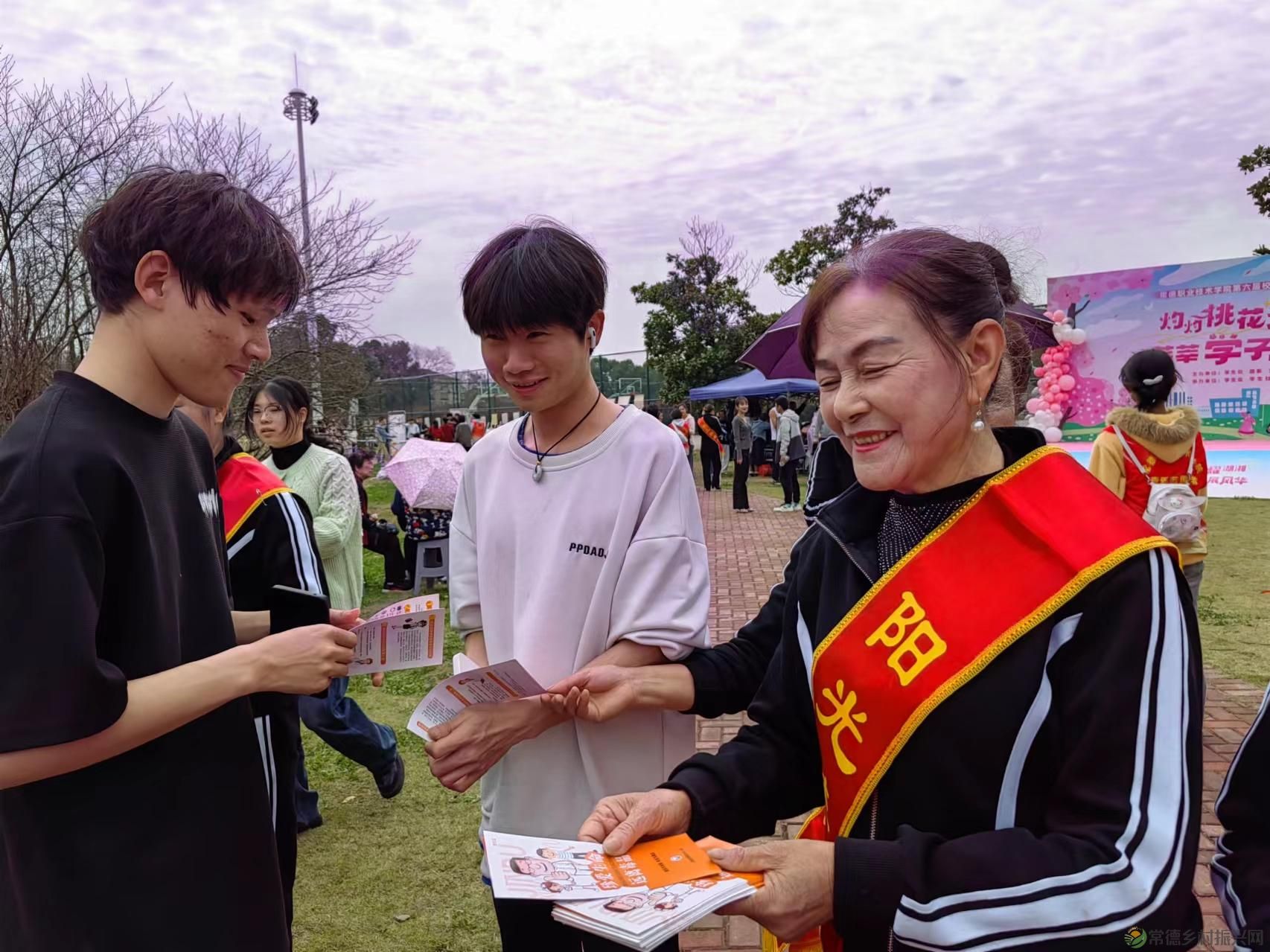 禁毒宣传进高校 花样青春不“毒”行(图5) 禁毒宣传进高校 花样青春不“毒”行(图5)