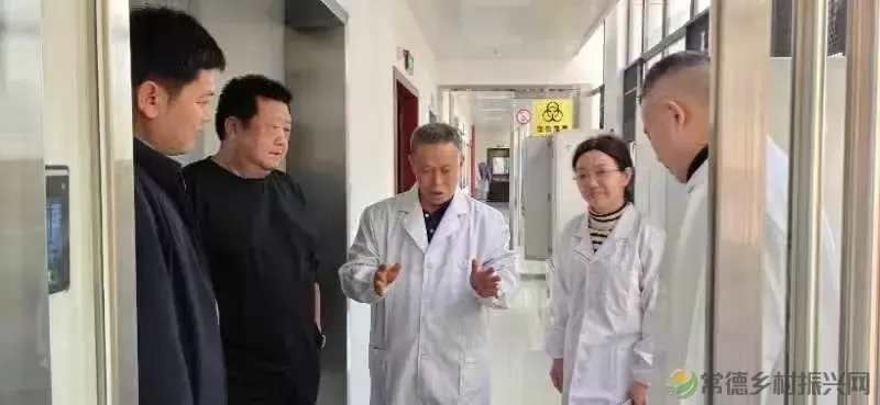 3月27日-28日,省农业农村厅二级研究员、省兽药饲料监察所副所长刘道新、省动物疫病预防控制中心高级兽医师何世成指导我市非洲猪瘟无疫小区创建工作。 专家组重点现场查看了湖南天心种业有限公司汉寿分公司非洲猪瘟检测实验室、西湖湘牧种业有限公司生猪二次转运站、洗消中心、病死生猪无害化处理收集点、市动物疫病预防控制中心兽医实验室等关键场所生物安全措施落实情况;到西湖管理区农业农村局查看了监测排查和监管记(图3) 3月27日-28日,省农业农村厅二级研究员、省兽药饲料监察所副所长刘道新、省动物疫病预防控制中心高级兽医师何世成指导我市非洲猪瘟无疫小区创建工作。 专家组重点现场查看了湖南天心种业有限公司汉寿分公司非洲猪瘟检测实验室、西湖湘牧种业有限公司生猪二次转运站、洗消中心、病死生猪无害化处理收集点、市动物疫病预防控制中心兽医实验室等关键场所生物安全措施落实情况;到西湖管理区农业农村局查看了监测排查和监管记(图3)