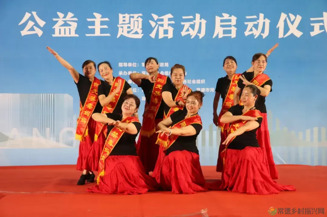 常德百名禁毒志愿者开展“志美常德·幸福邻里”公益志愿活动(图2) 常德百名禁毒志愿者开展“志美常德·幸福邻里”公益志愿活动(图2)