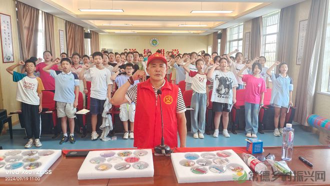 常德柳叶湖白鹤镇中学开展防范青少年药物滥用宣传活动(图4) 常德柳叶湖白鹤镇中学开展防范青少年药物滥用宣传活动(图4)