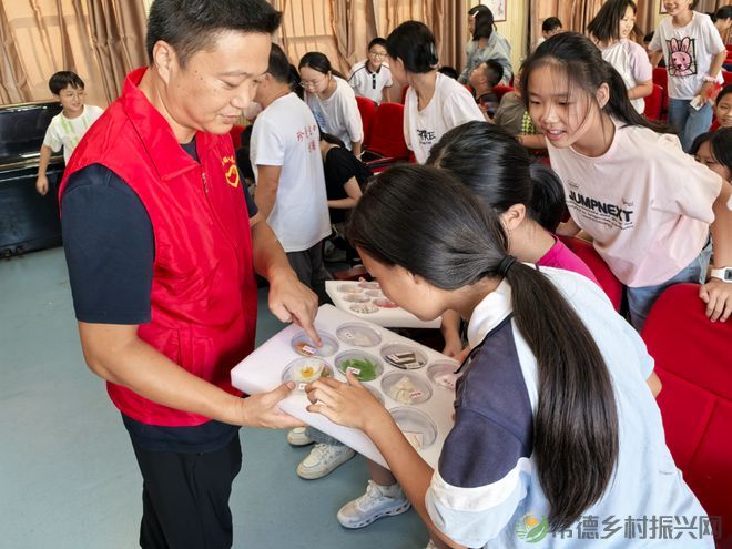 常德柳叶湖白鹤镇中学开展防范青少年药物滥用宣传活动(图5) 常德柳叶湖白鹤镇中学开展防范青少年药物滥用宣传活动(图5)