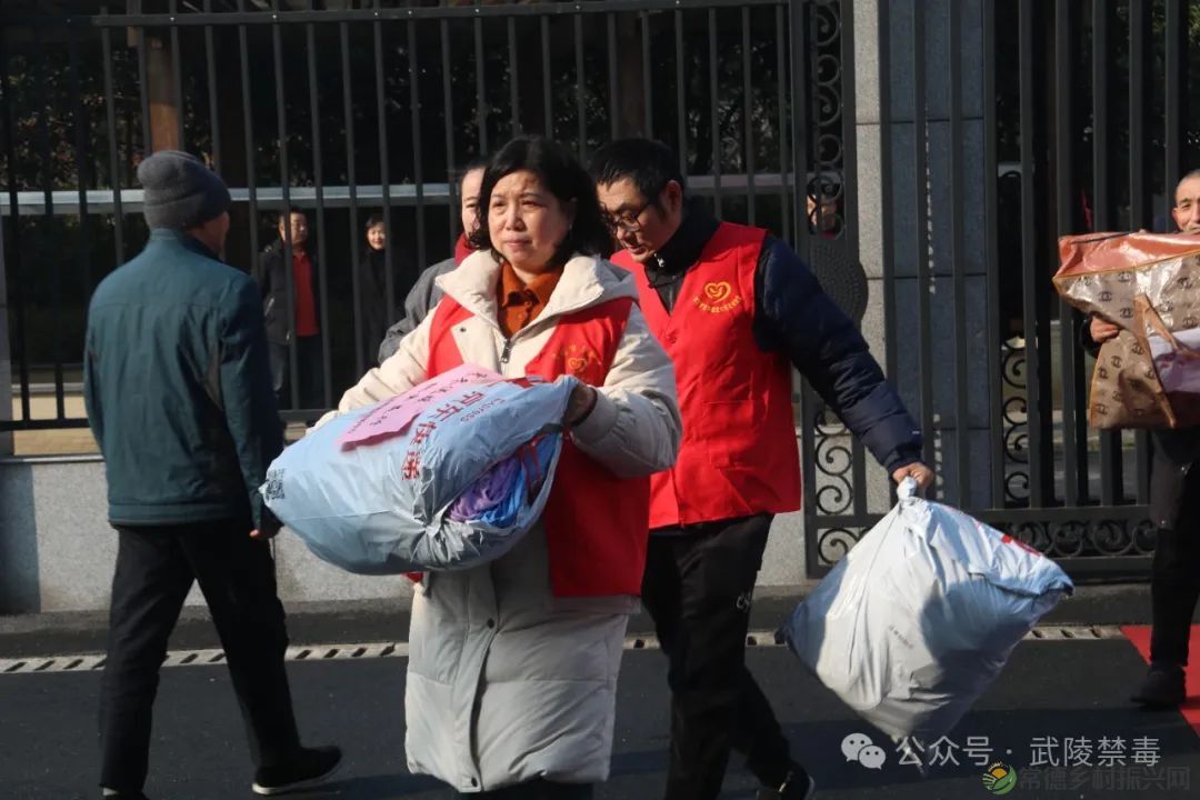 温暖传递 “衣”旧情深——武陵区社会禁毒协会携手十家公益组织开展“捐赠御寒衣物•桃源益行”爱心活动(图23) 图片