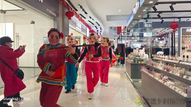 武陵区开展“民俗巡演闹元宵,禁毒灯谜猜猜乐”活动(图4) 武陵区开展“民俗巡演闹元宵,禁毒灯谜猜猜乐”活动(图4)