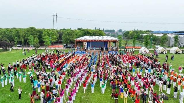千人共舞致敬劳动者 银发舞者追忆芳华 ——千人共舞致敬劳动者 银发舞者追忆芳华 ——2025“旅小惠”大型演出活动圆满落幕  