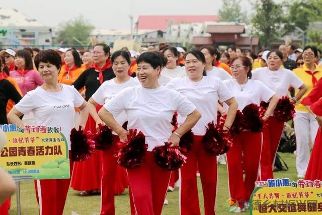 千人共舞致敬劳动者 银发舞者追忆芳华 (图3) 千人共舞致敬劳动者 银发舞者追忆芳华 (图3)