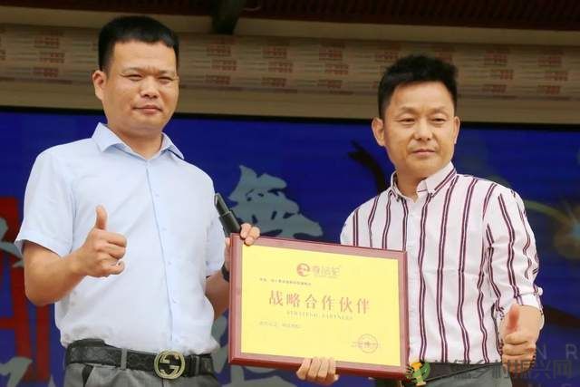 千人共舞致敬劳动者 银发舞者追忆芳华 (图4) 千人共舞致敬劳动者 银发舞者追忆芳华 (图4)