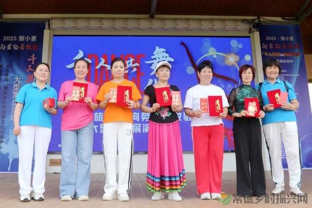 千人共舞致敬劳动者 银发舞者追忆芳华 (图5) 千人共舞致敬劳动者 银发舞者追忆芳华 (图5)