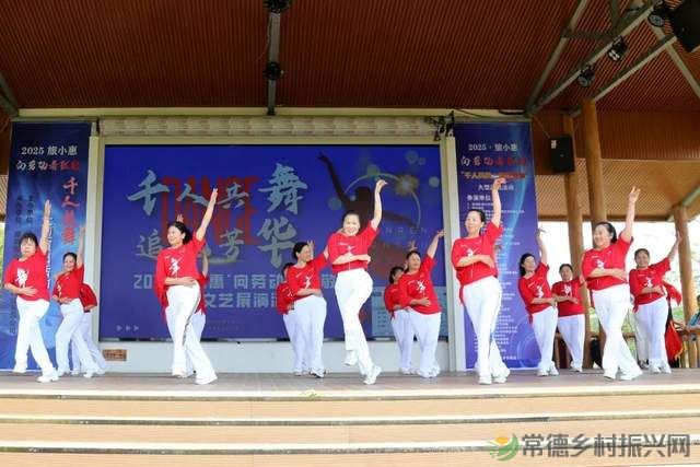 千人共舞致敬劳动者 银发舞者追忆芳华 (图10) 千人共舞致敬劳动者 银发舞者追忆芳华 (图10)