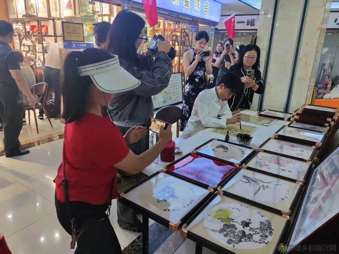 十五载笔墨耕耘,五百件瓷画生辉:“美德少年”五百封献给家乡的“情书”(图3) 7facc7844a79e47370277ccfa044a76d.jpg