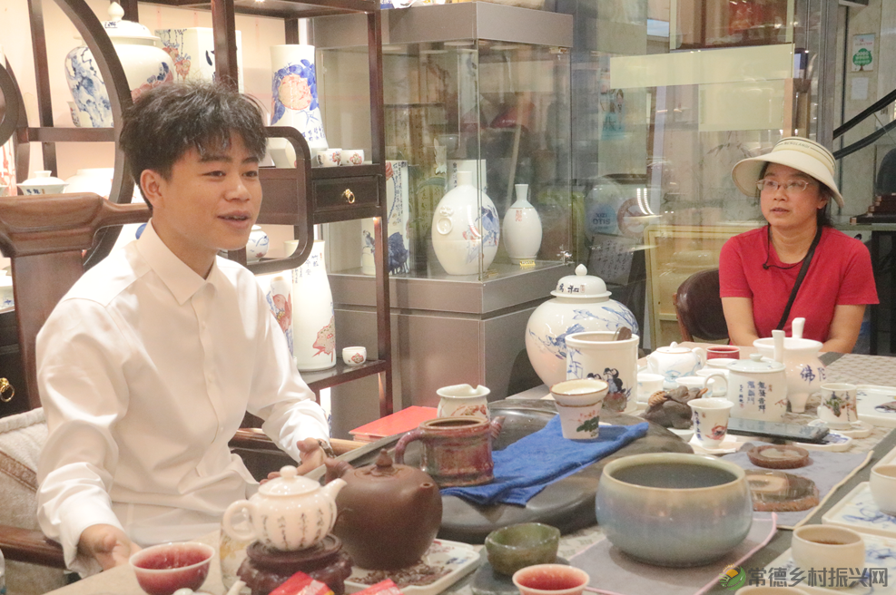 十五载笔墨耕耘,五百件瓷画生辉:“美德少年”五百封献给家乡的“情书”(图6) 书法3.png