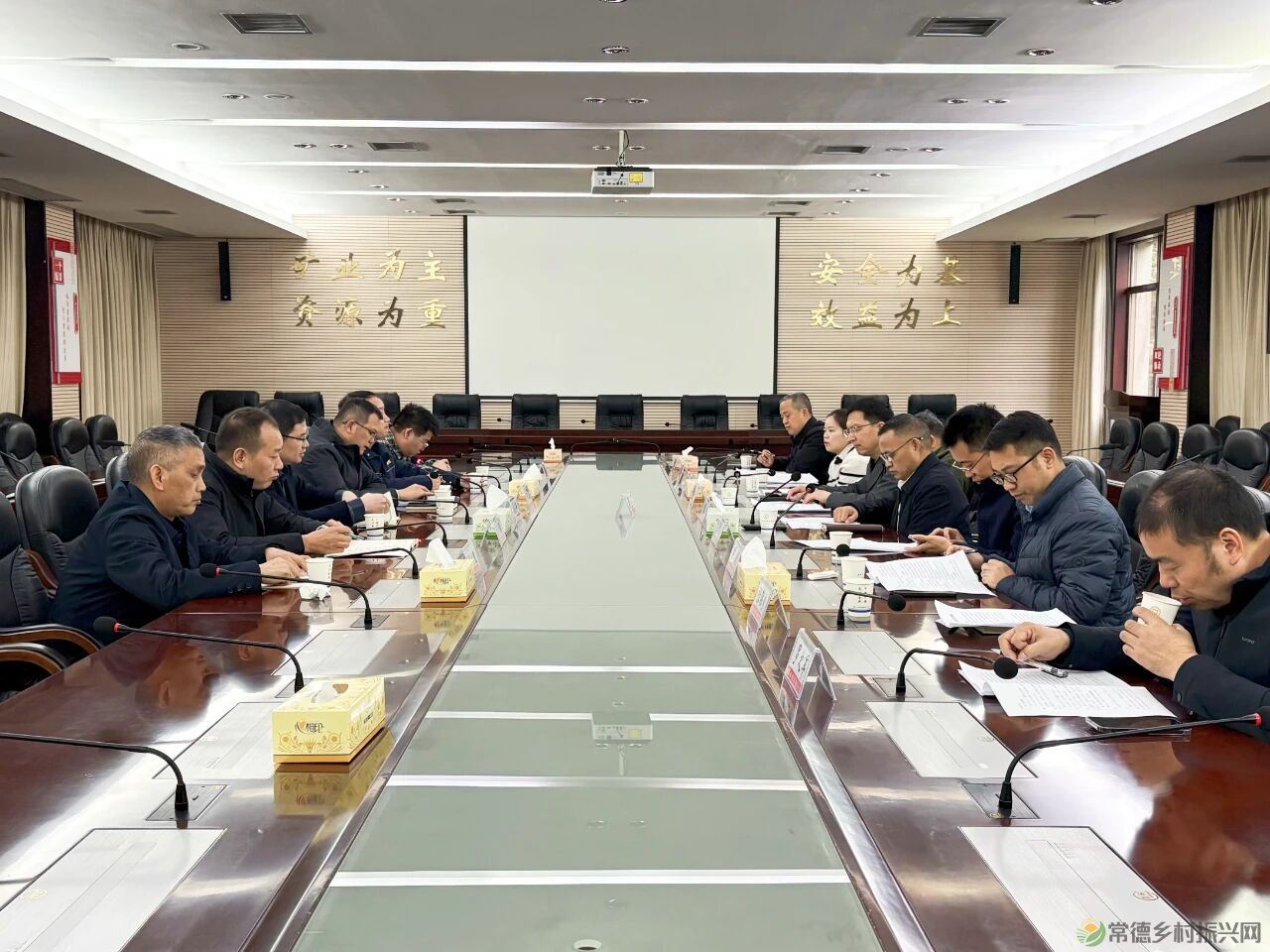 常德市自然资源和规划局赴湖南辰州矿业有限责任公司开展招商考察活动(图2) 会议.jpg